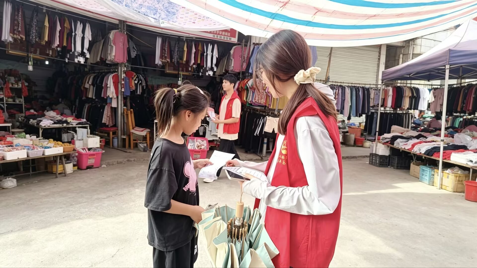 志愿者开展市集宣传活动