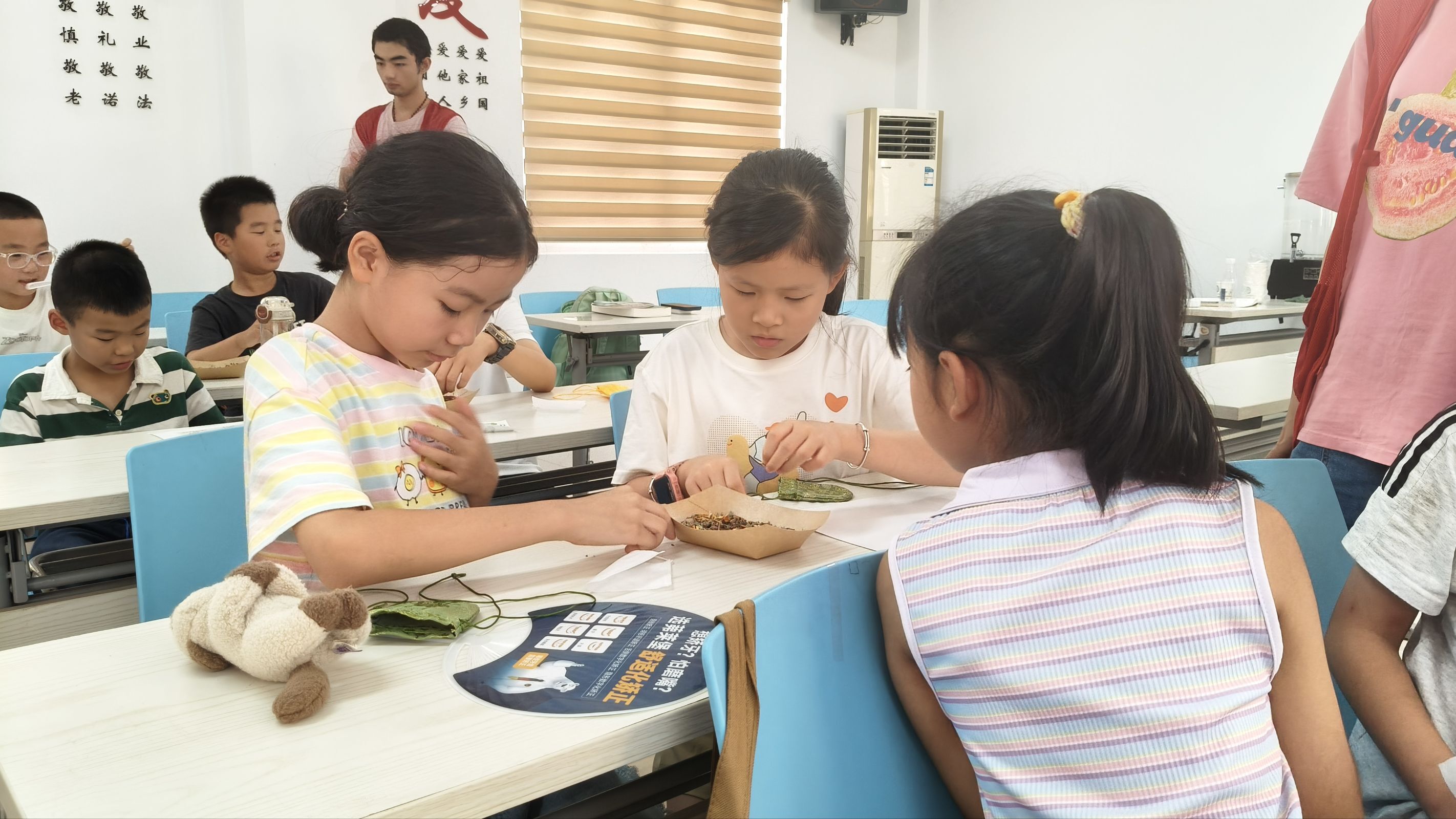�Ųݱ�Σʶ���գ�ҽ��ͬ�Ļ��ഺ ������΢��ͯ�С�־Ը����������߽��º�������չ��ҽҩ���������������