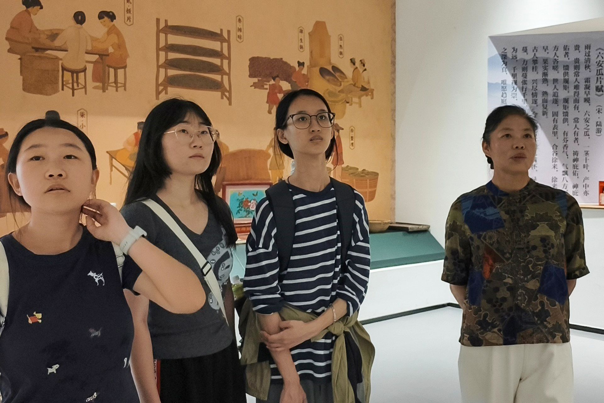 图2:讲解员为实践团队介绍六安瓜片发展历史 孙佳音摄