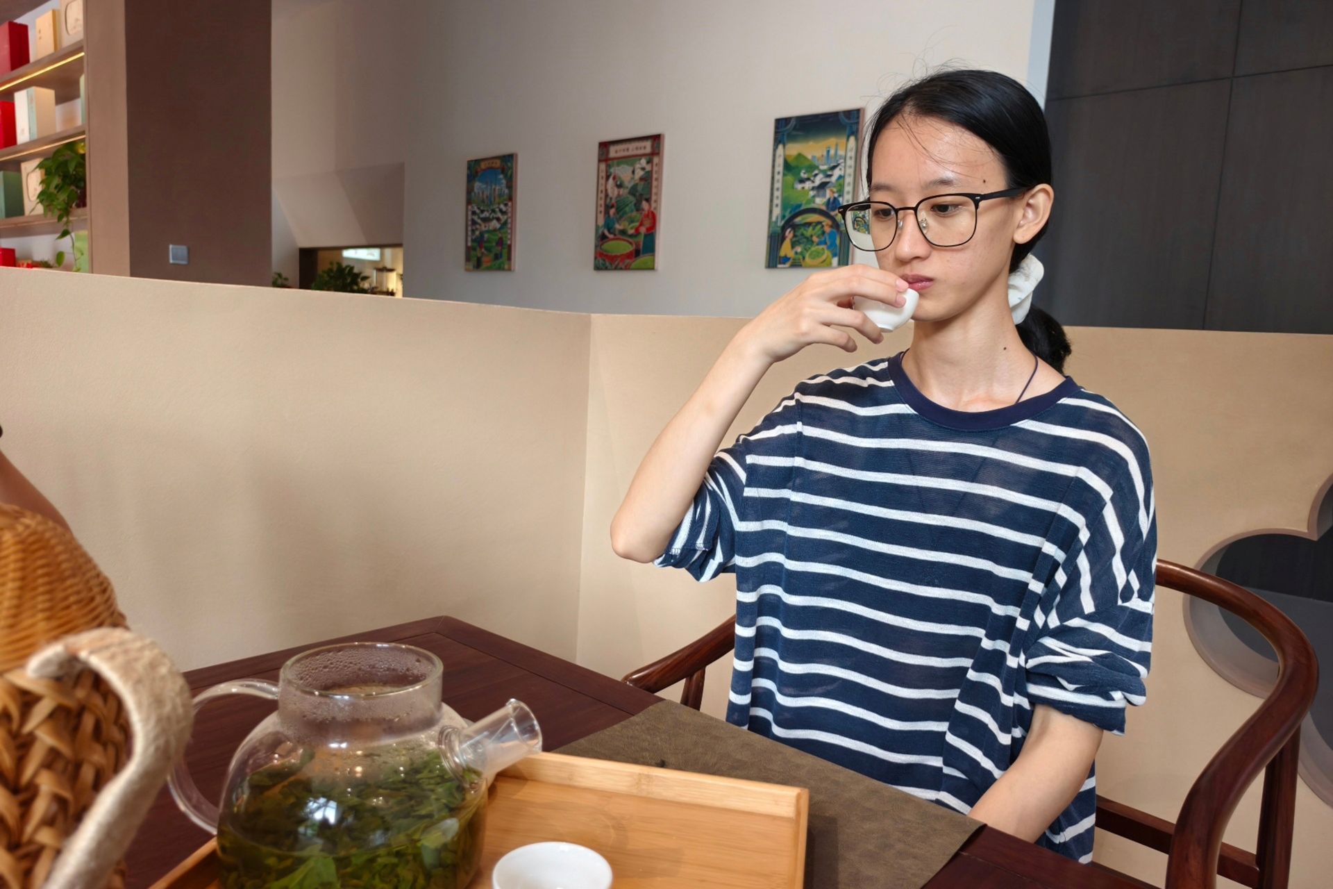 图6:实践队员们吴敏琳品鉴六安瓜片茶汤 高乐乐摄