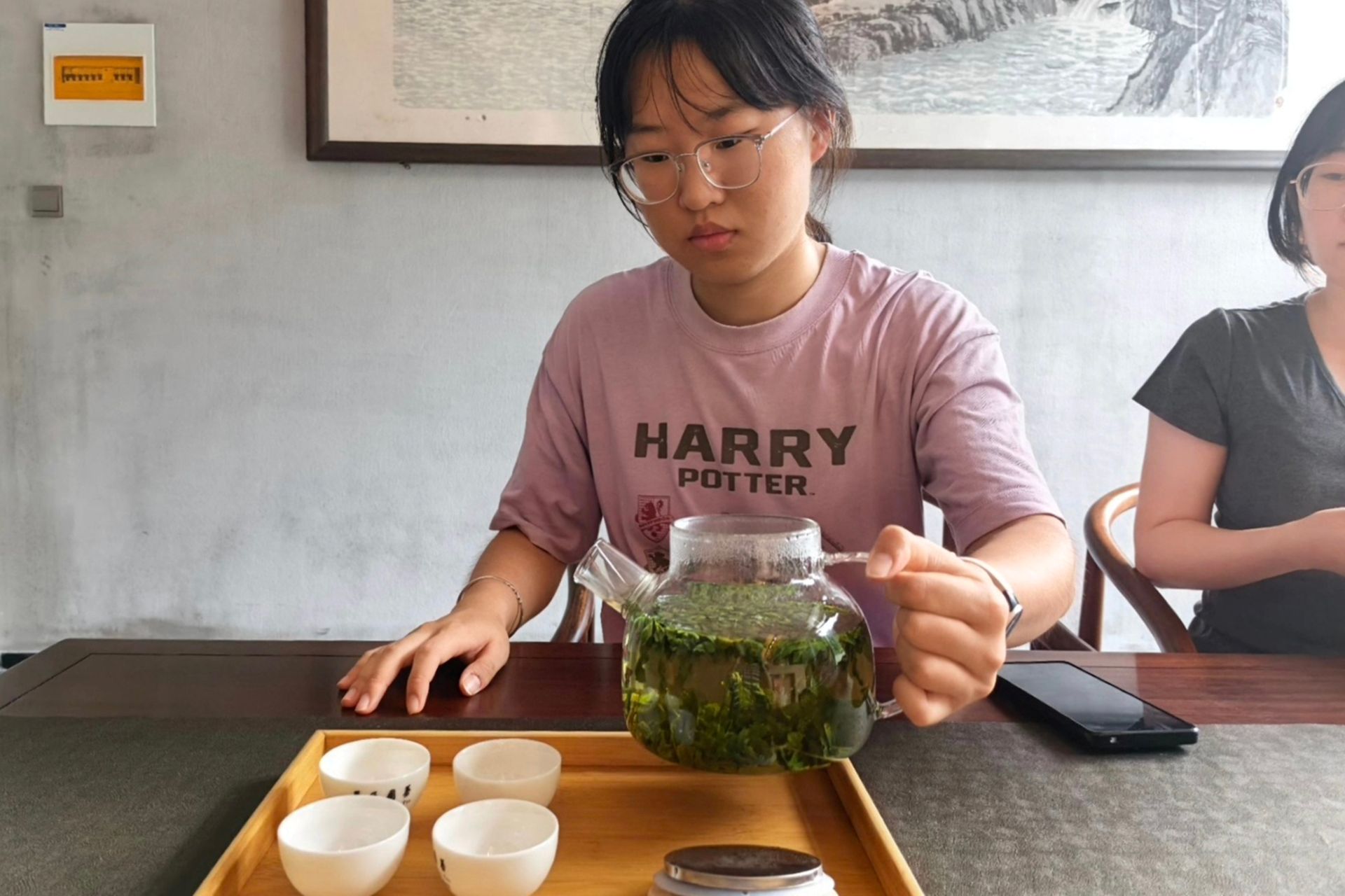 图5:实践队员们孙佳音动手冲泡六安瓜片 吴敏琳摄