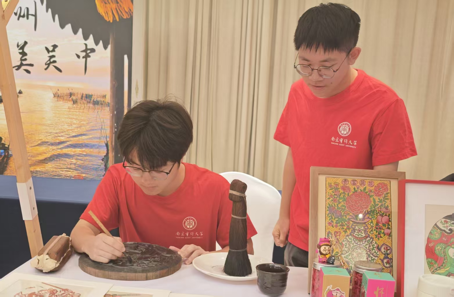 队员体验木版年画套色印刷