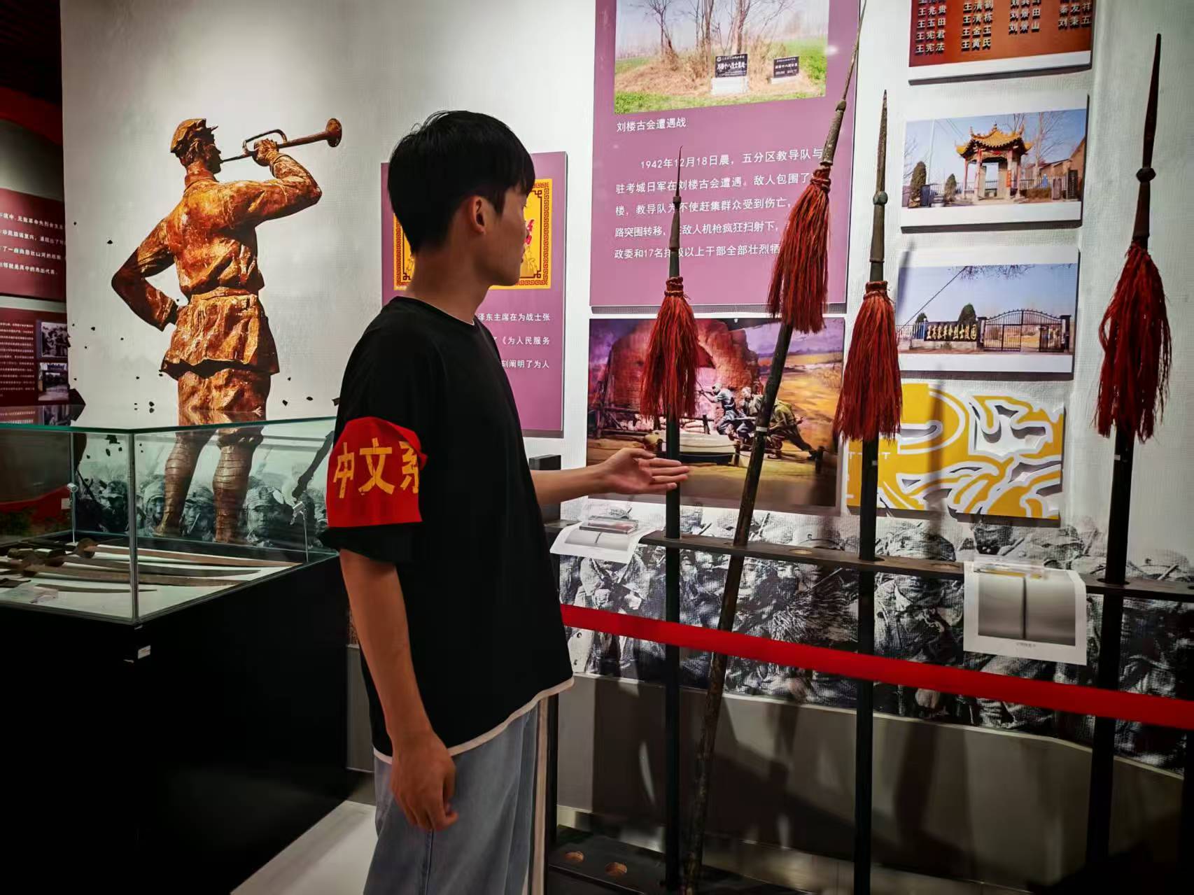东昌学院中文系学子走进红色场馆开展社会实践,通过研学观摩、场馆志愿服务感悟红色精神,践行青年传播红色文化的使命担当。
