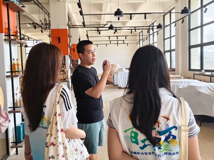 图为服务队成员在调研中与企业负责人对话的现场特写 周芷冰摄