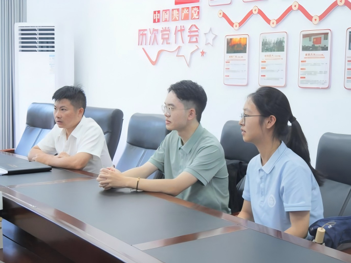 �Ӻ�ɫ��������ҵһ�ߣ��人��ѧѧ�Ӹ�����ʵ������