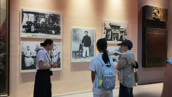 �Ӻ�ɫ��ַ��������壬�人��ѧѧ�Ӹ���ʵ������
