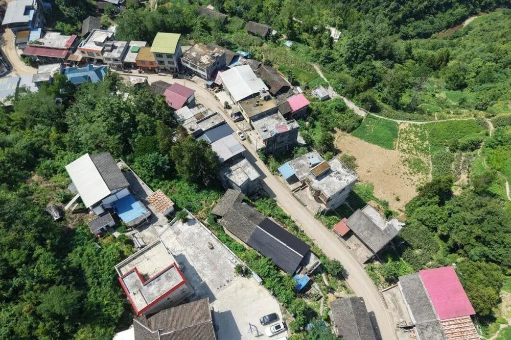 无人机俯瞰村庄房屋与道路