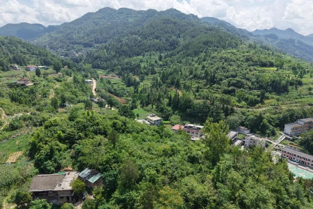 无人机航拍山林田野与村落