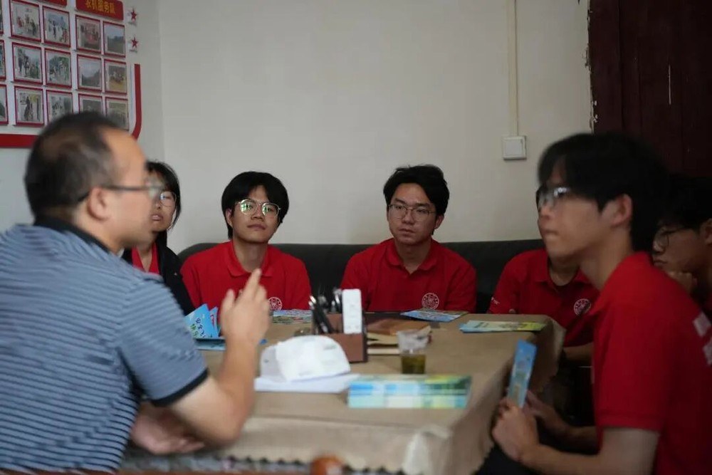 实践队成员与镇工作人员座谈
