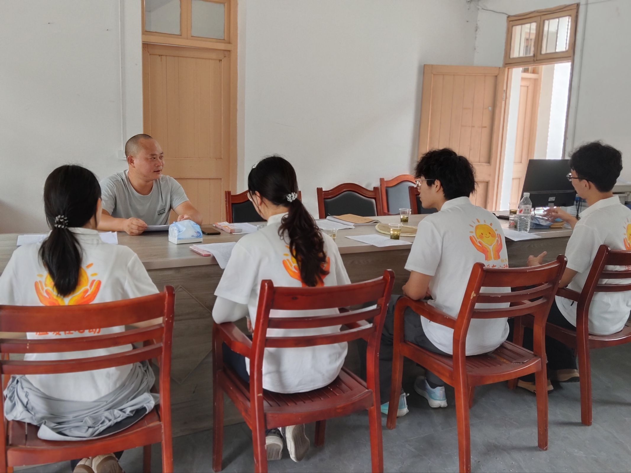 图为团队成员拜访石练村村委会委员。戴亦萱 供图