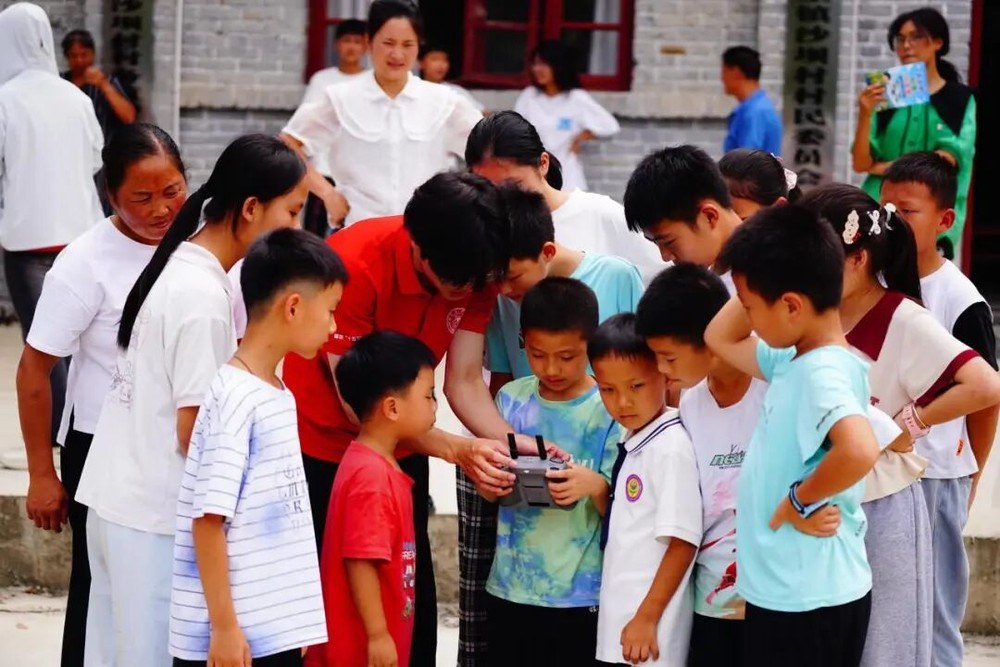 孩子们户外观察无人机操作