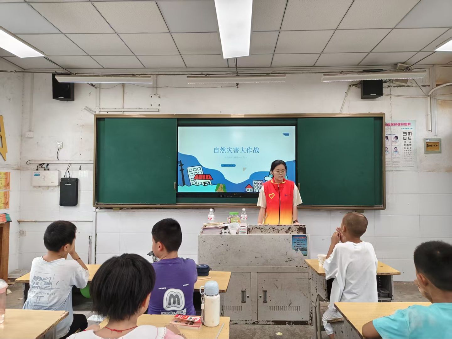 图 8安全教育老师讲授自然灾害安全课程,引导孩子们学习防灾避险小常识。万德毅 供图