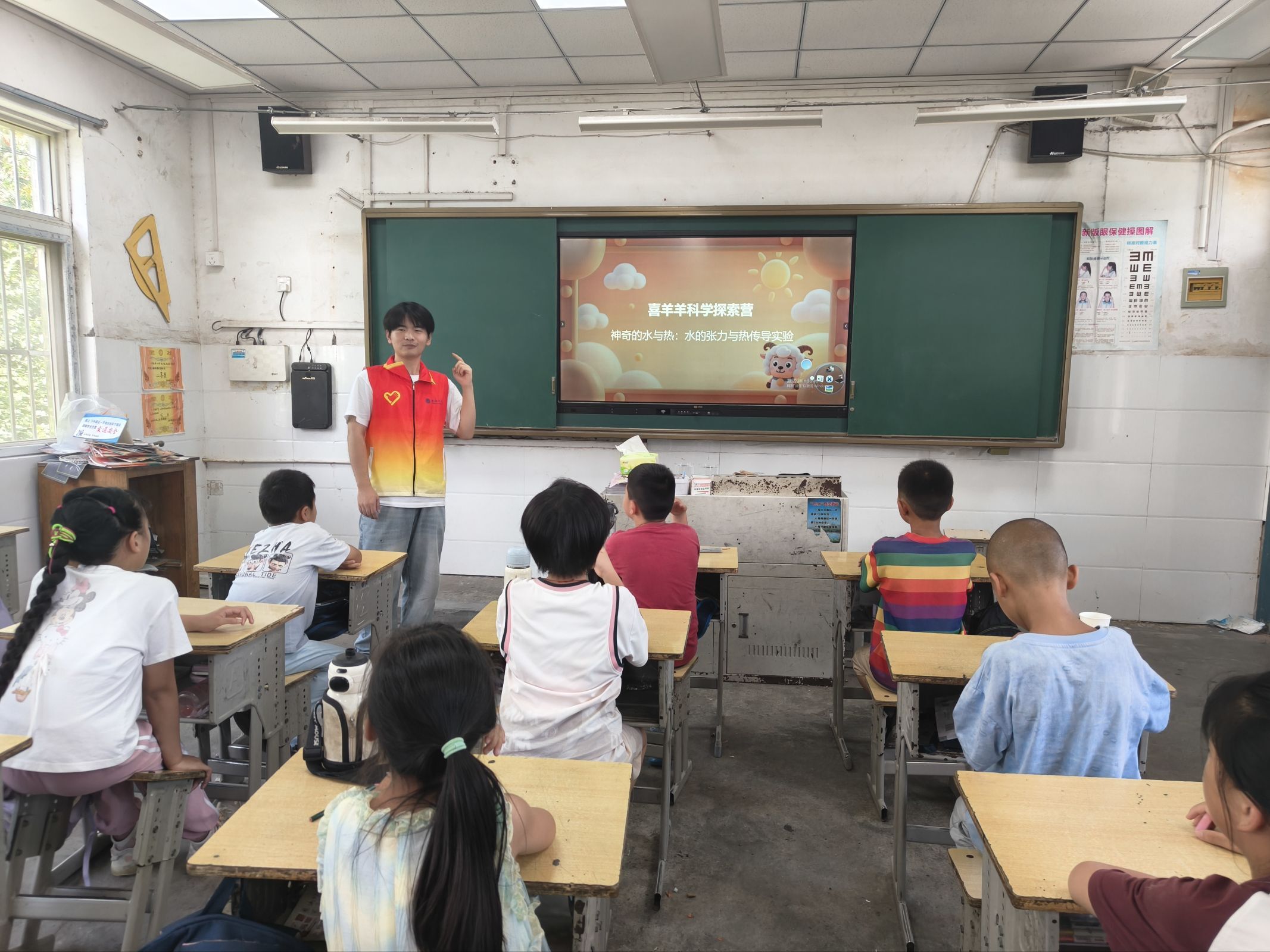 图 6 科学探究老师开展科普主题课堂,为同学们讲解趣味科学知识。郭楠 供图
