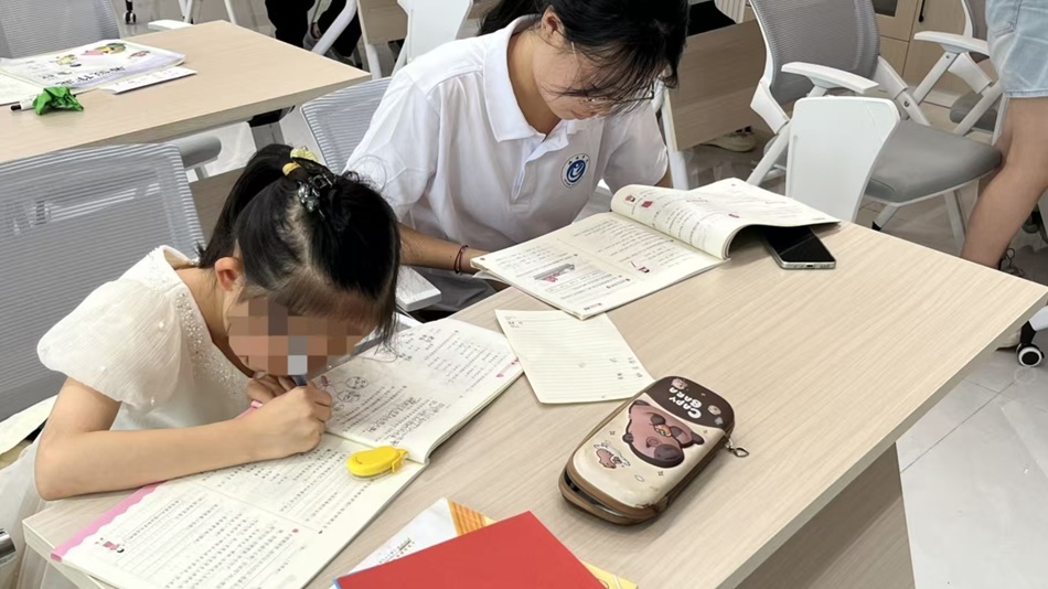 作业辅导专员正在为孩子解答难题