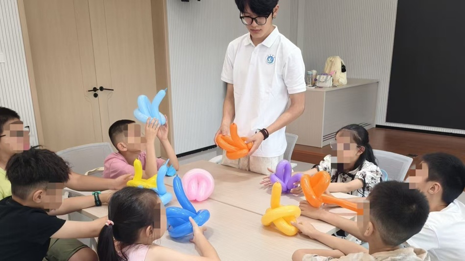 科创主讲人正在为孩子们讲解气球不爆炸的原理