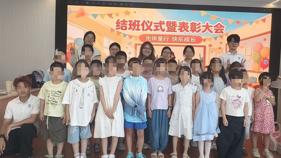 志愿者与小朋友们全体合照留恋