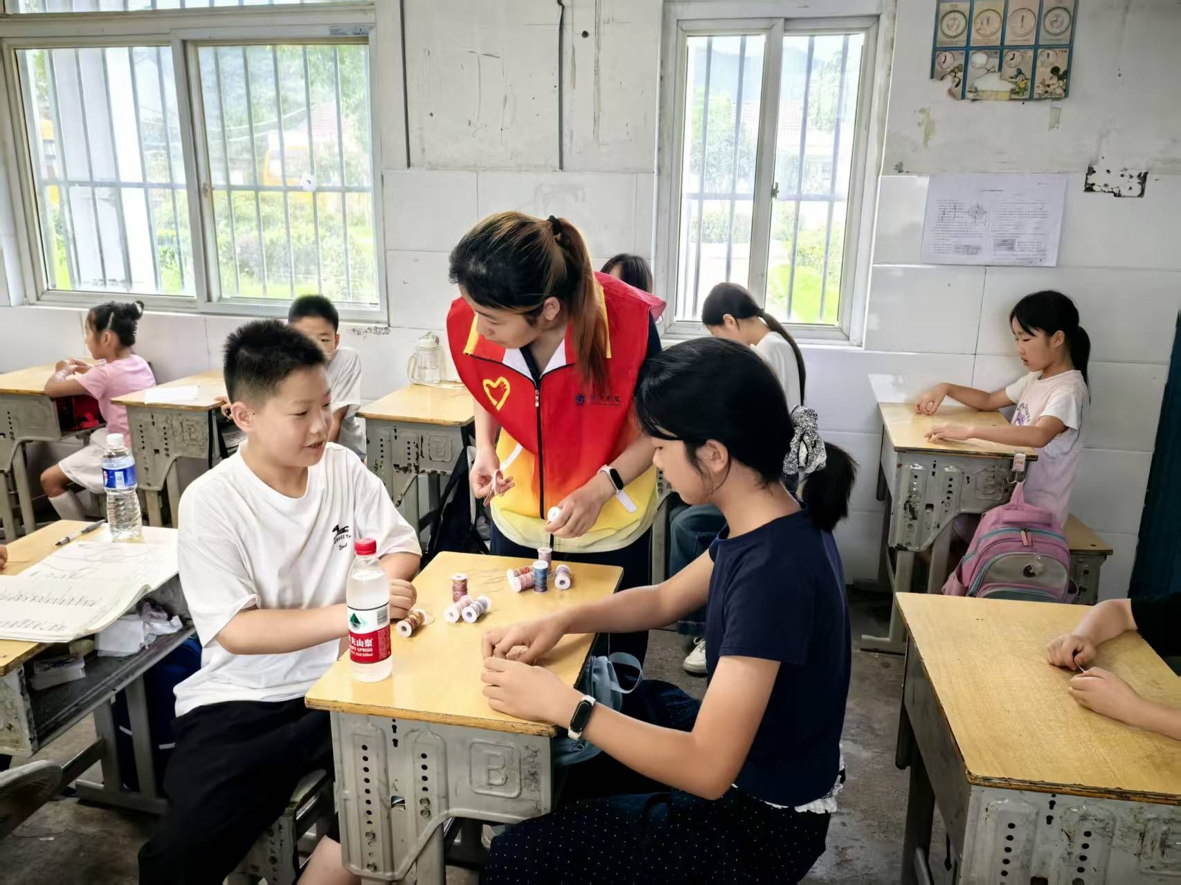 图 5手工制作老师开展手工编织课堂,带领大家体验传统手工编织乐趣。丁雨涵 供图