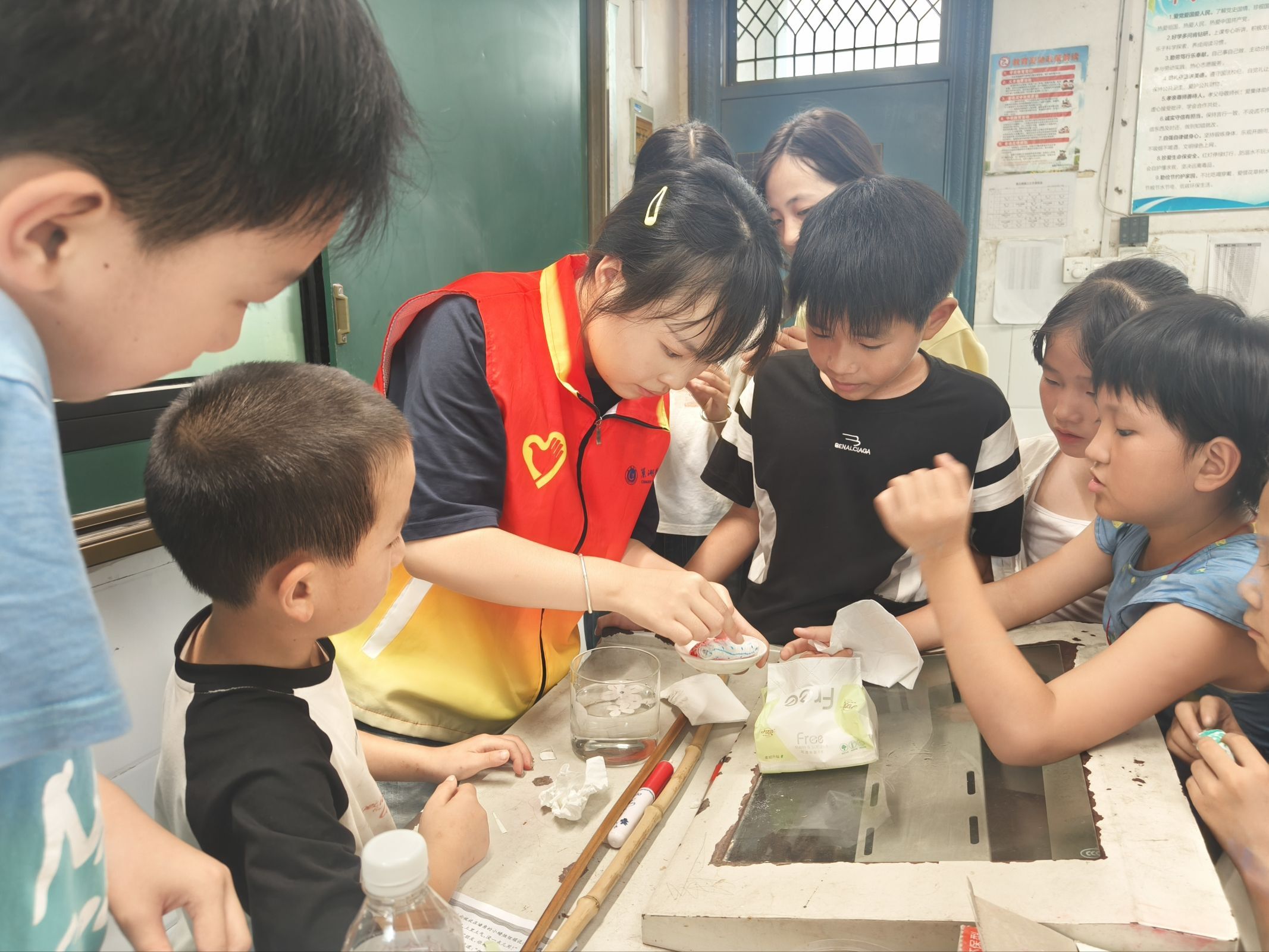 图 4 科学探索老师指导孩子们开展趣味小实验,通过动手操作激发学生科学兴趣。郭楠 供图