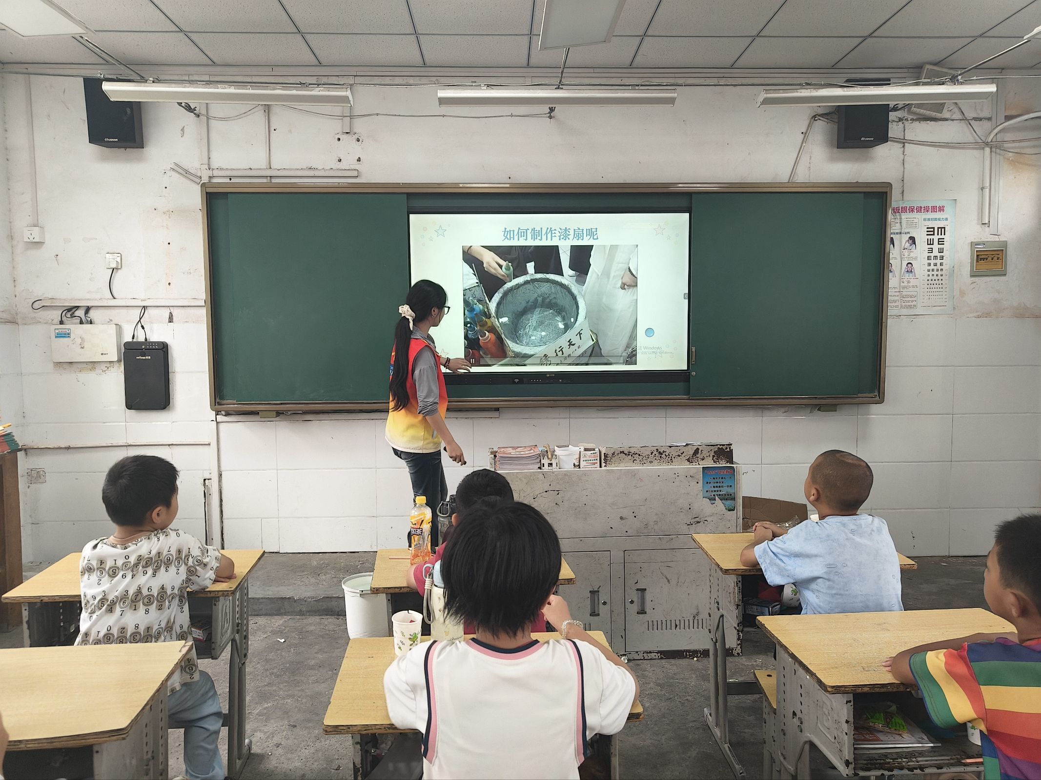 图 6手工制作老师开展非遗漆扇主题课堂,向学生讲解漆扇制作工艺,普及传统非遗文化知识。郭楠 供图