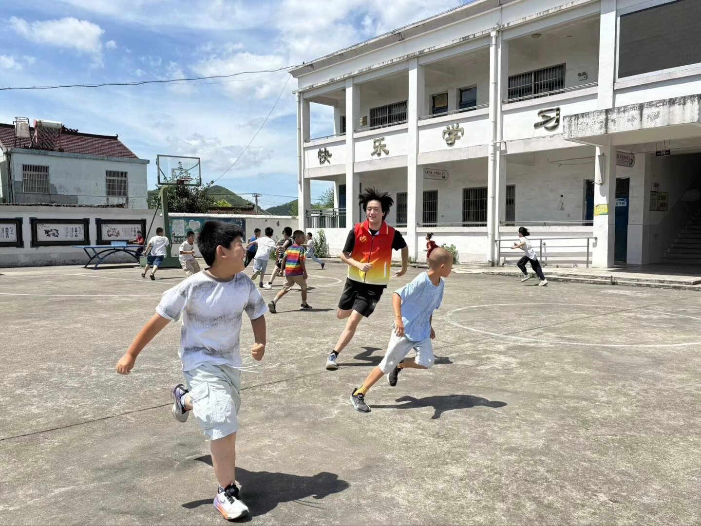ͼ 2������չ��ʦ���캢���ǽ���Ȥζ������Ϸ������ ��ͼ