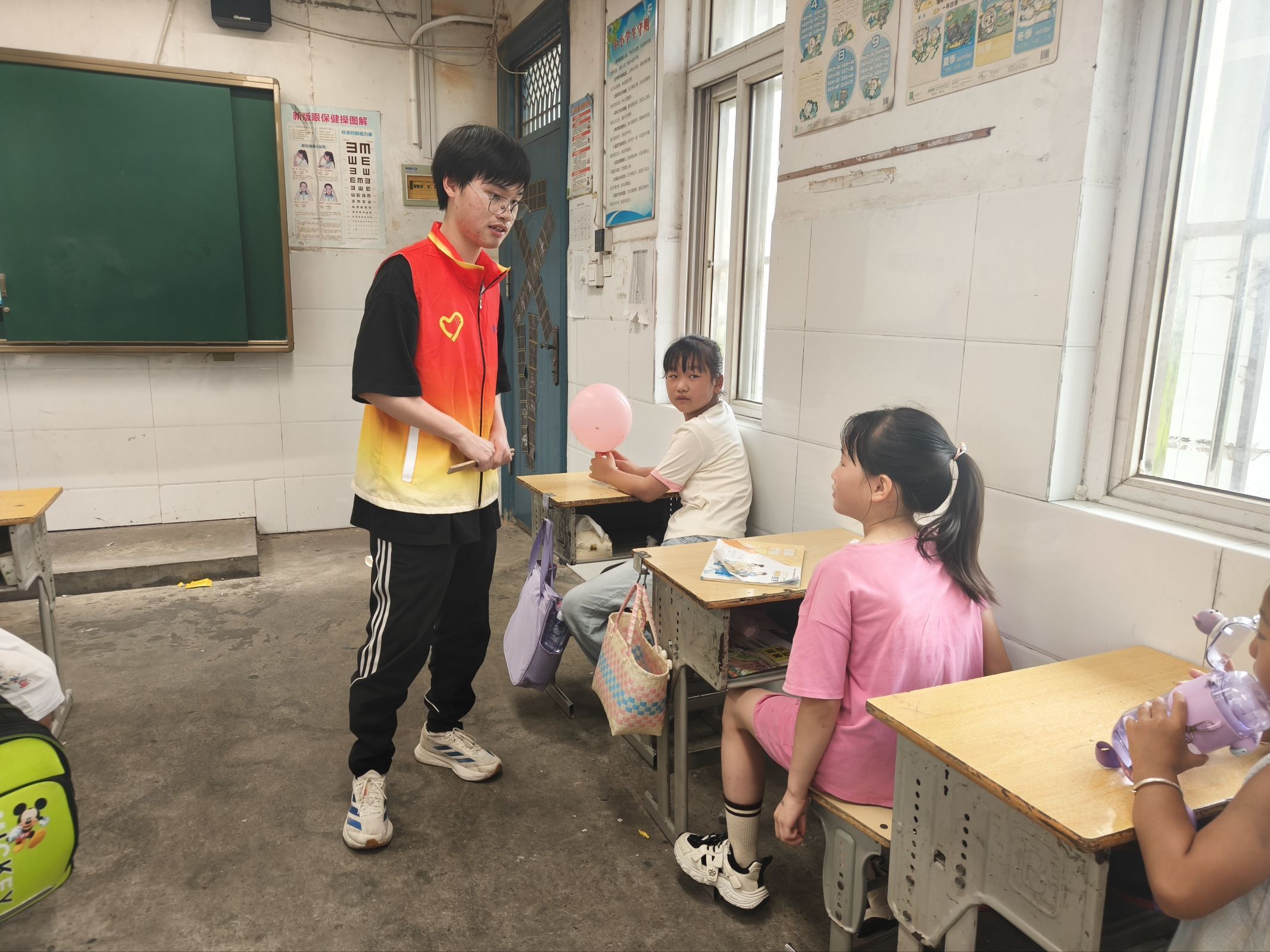 图 8 体制扩展老师和学生们亲切交谈,开展课堂互动交流。郭楠 供图