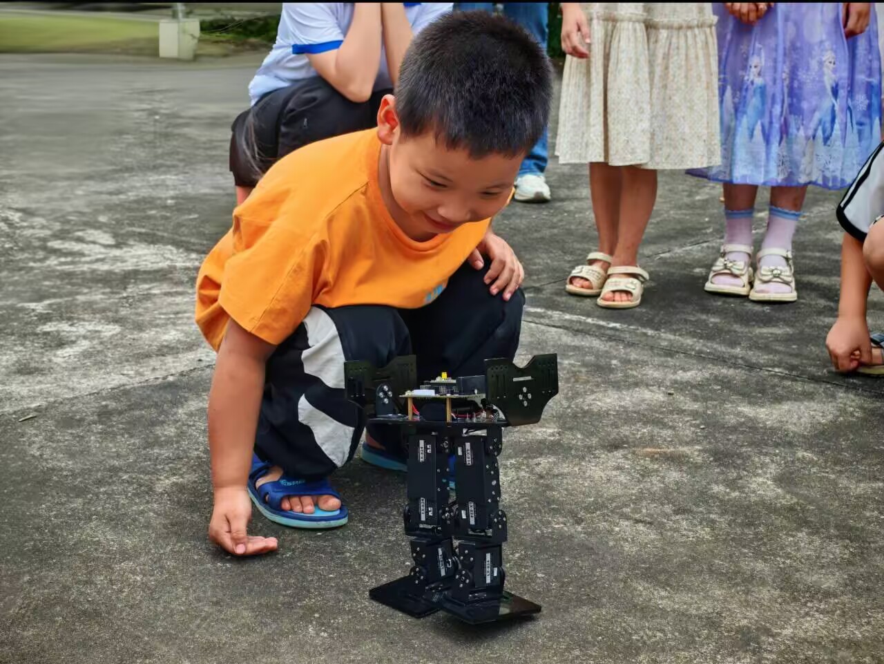 小朋友在观察机器人。李明晞 供图