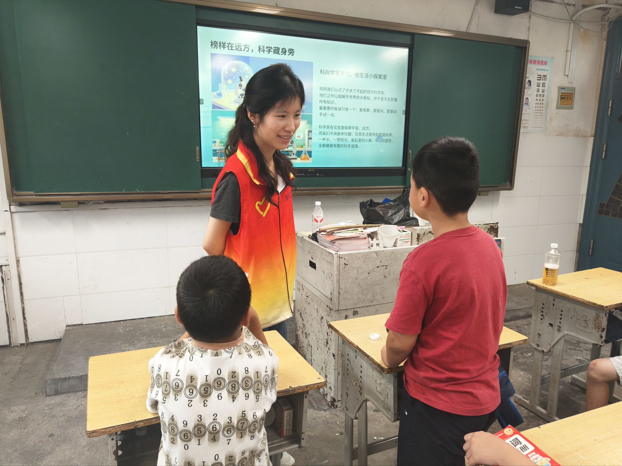 图 3科学探索老师开展互动课堂,引导同学们积极参与课堂问答。郭楠 供图