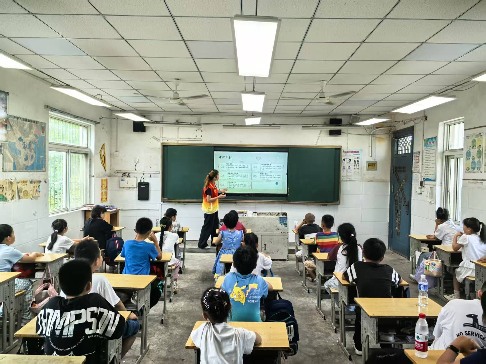 图 2安全教育老师借助多媒体课件向同学们普及自然灾害避险等安全知识。刘富桐 供图